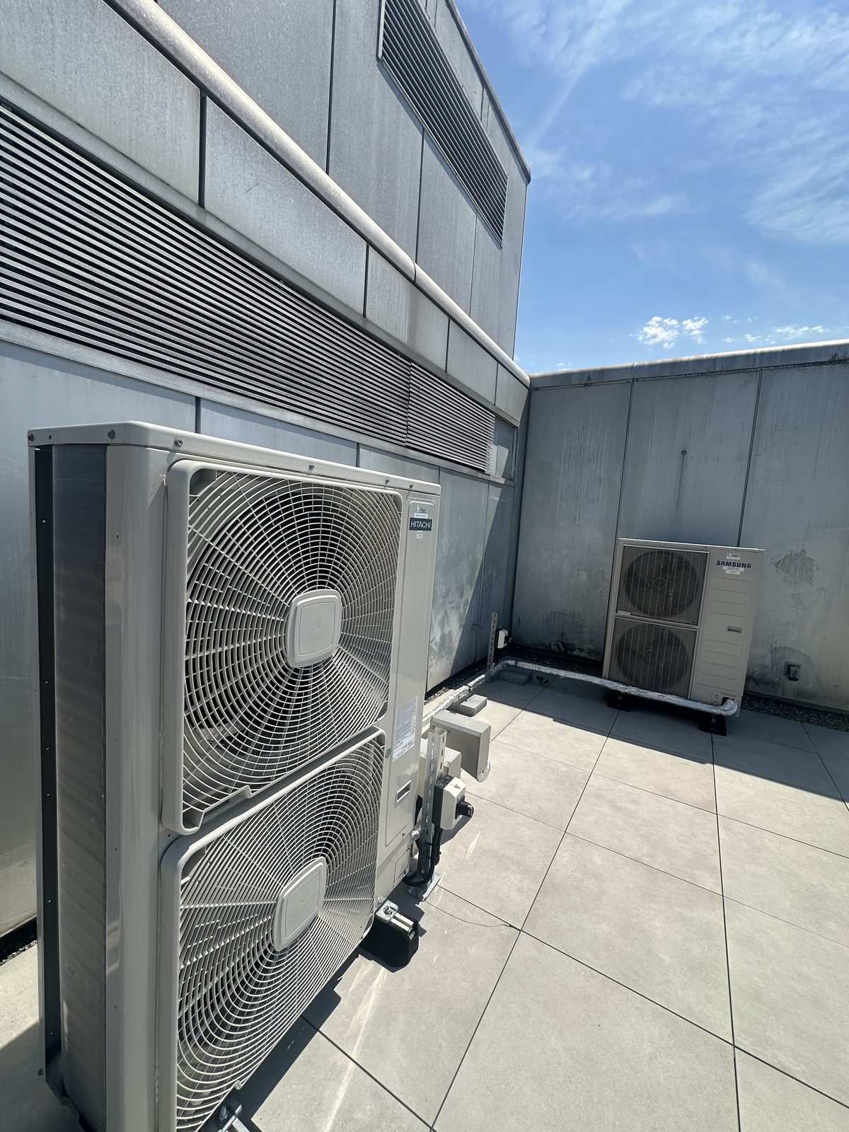 Aussengerät einer Wärmepumpe auf einer Dachterrasse